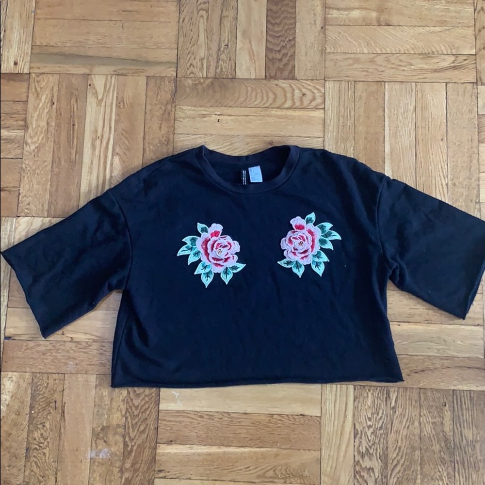 Short sleeve sweatshirt with flower embroidery